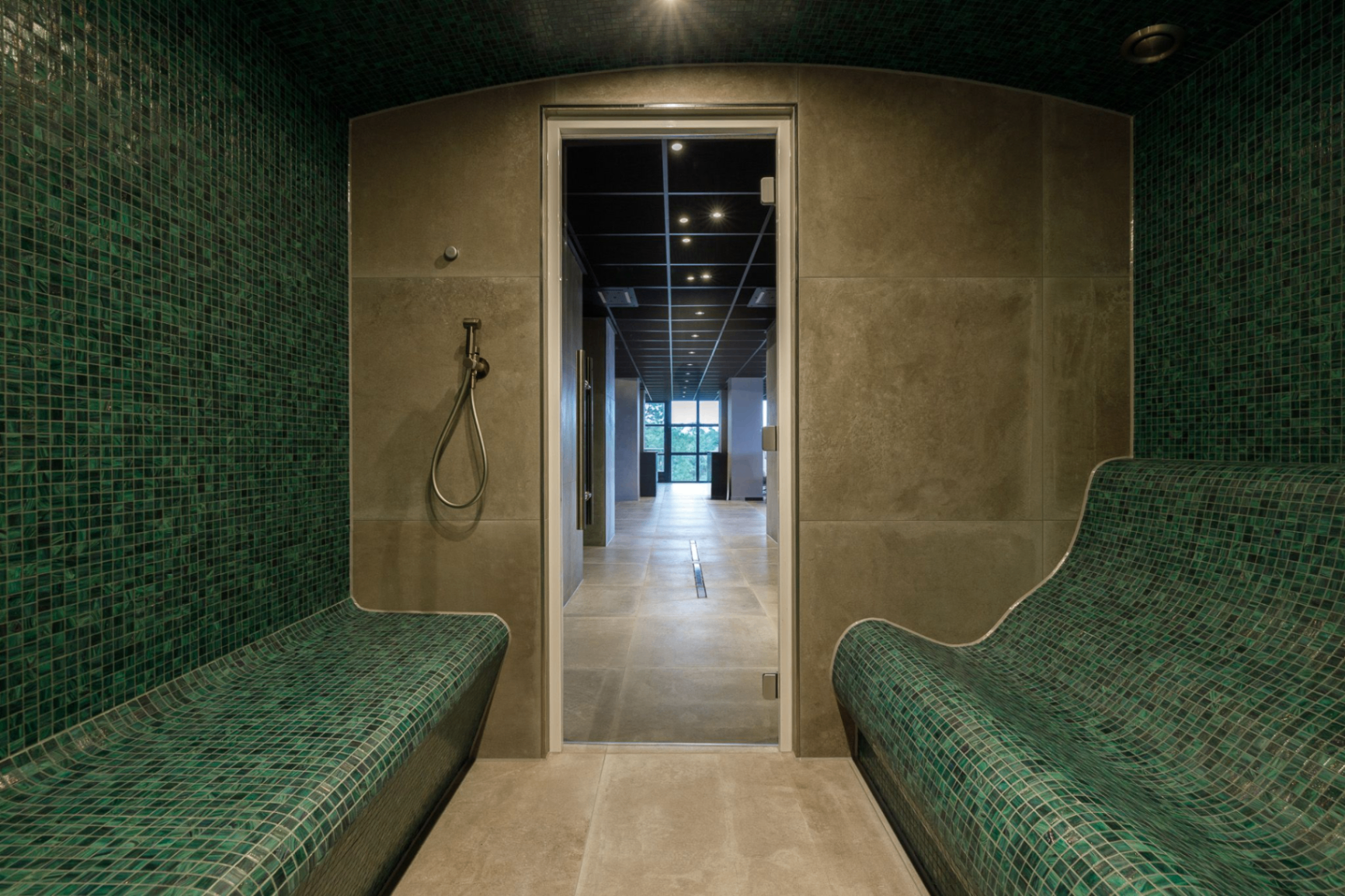 Lyxig ångbadskabinett med gröna mosaikklädda vilstolar — LUX ELEMENTS CONCEPT-ROOM